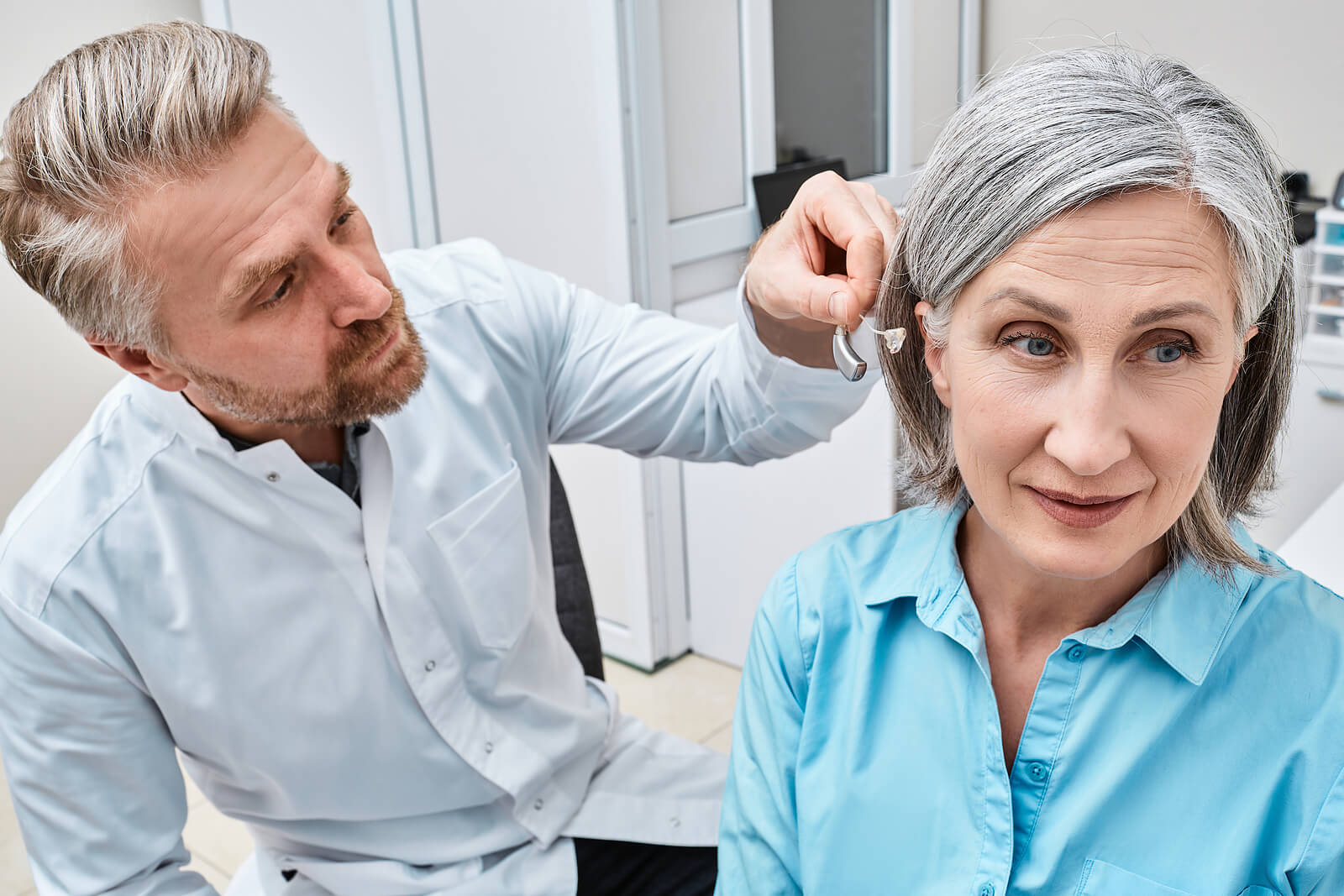 Audiologists vs. Hearing Aid Dispensers: Understanding the Differences